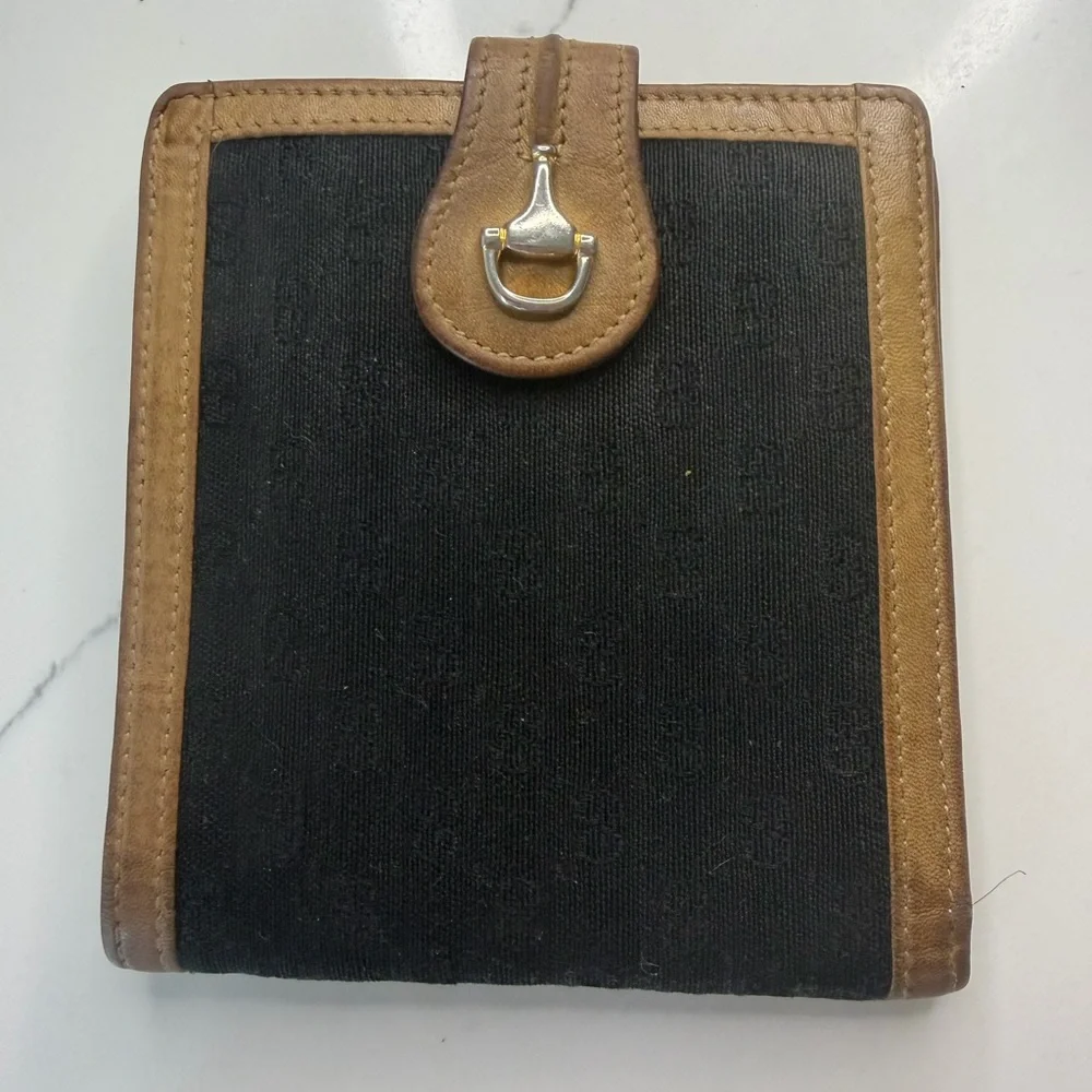 Authentic Vintage Gucci bi-fold wallet